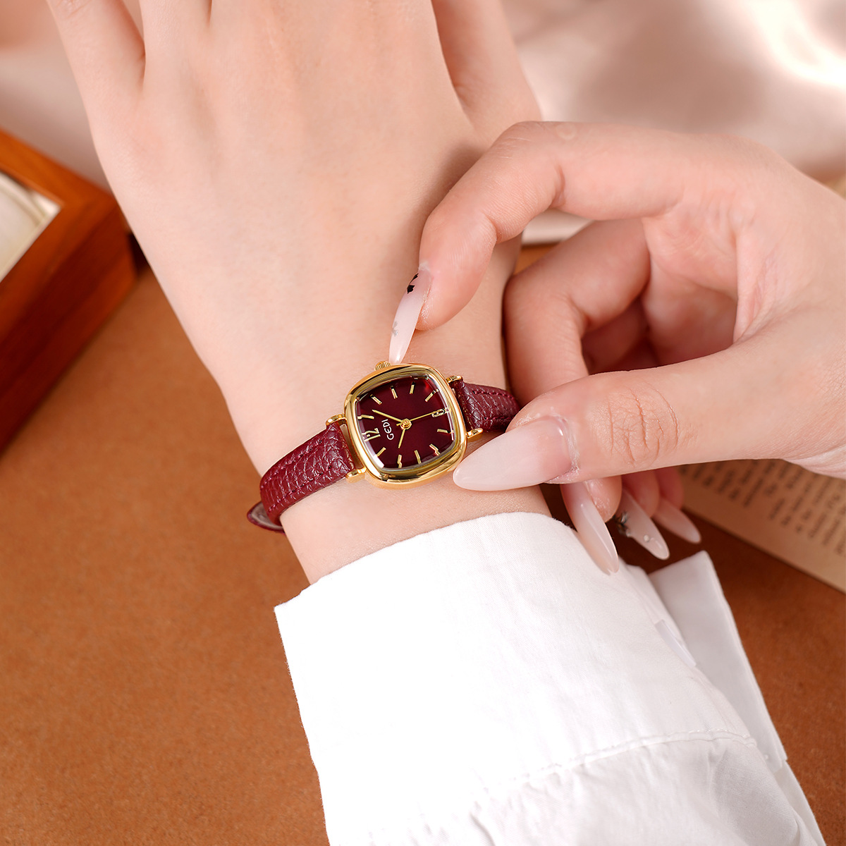 UTHAI 61018 CQ490 Simplicidade - Luxury Watch Values avaliação e preço